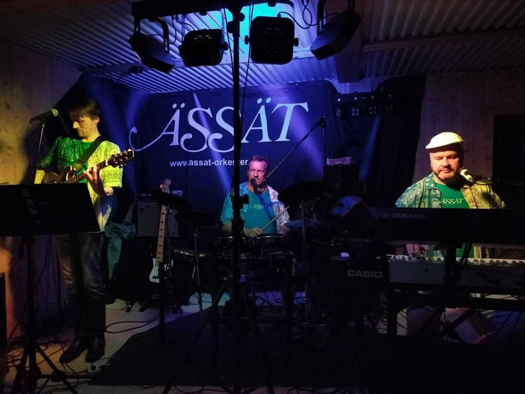 Ässät orkesteri esiintyy