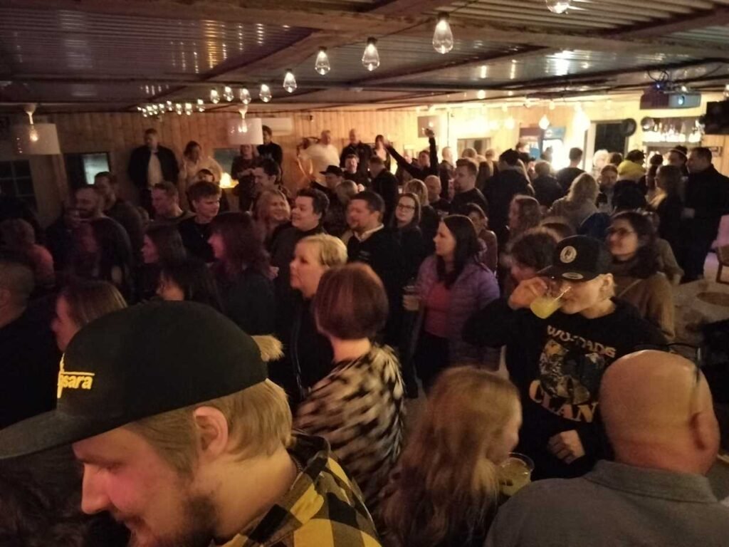 Leiskun pirtti täynnä yleisöä