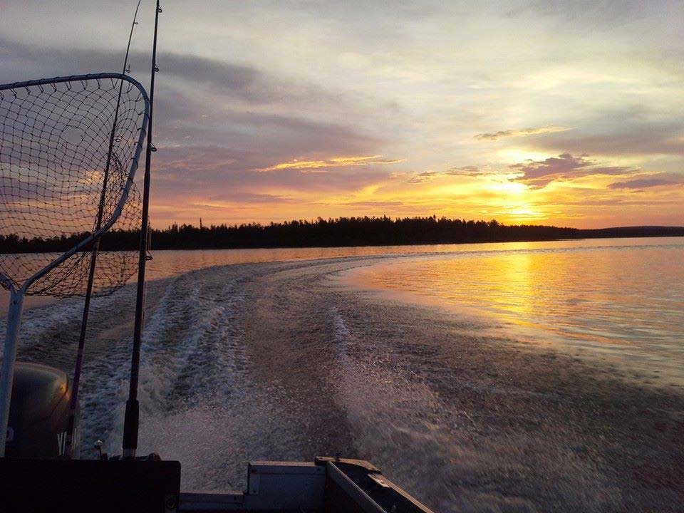 Kesä-9 Veneilyä auringonlaskussa